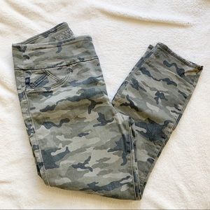 Rock & Republic Fever Cropped Pull On